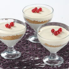 Trifle com bolachas digestive em taças com frutos vermelhos