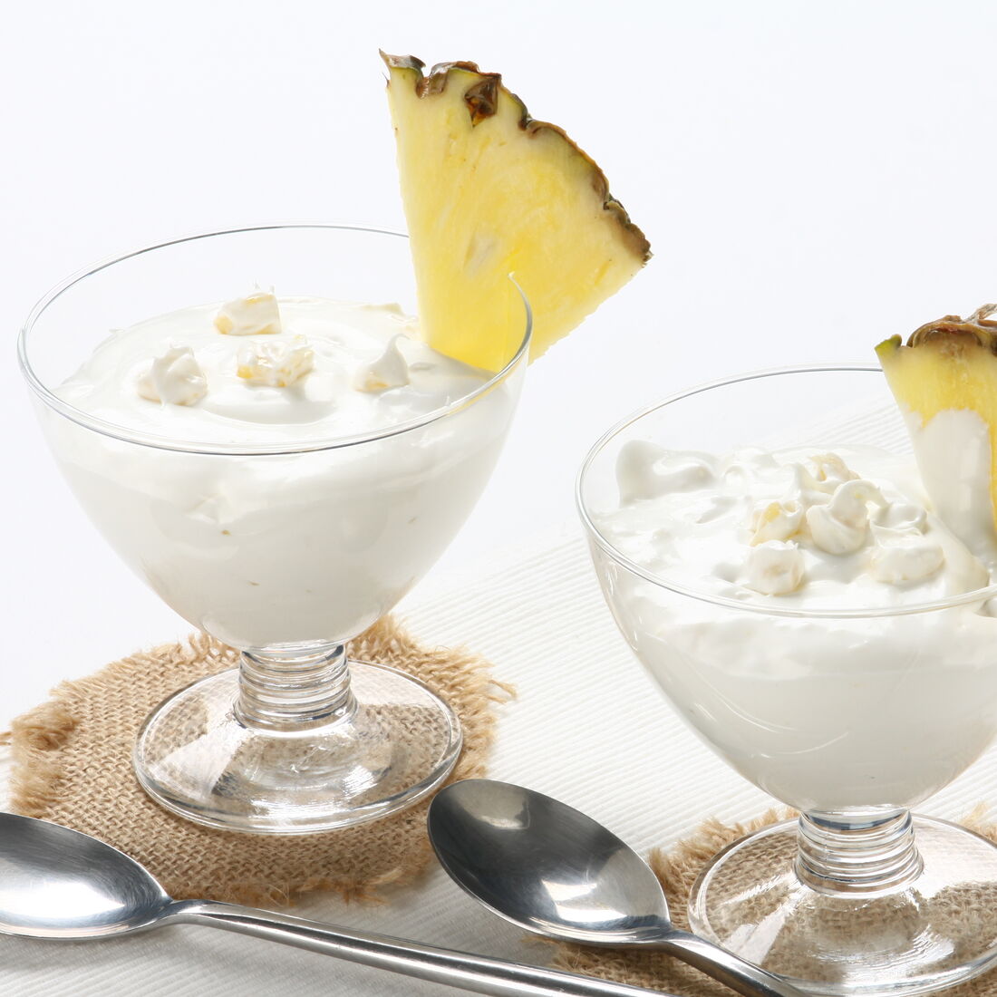 Sobremesa fresca com mousse de leite condensado e abacaxi