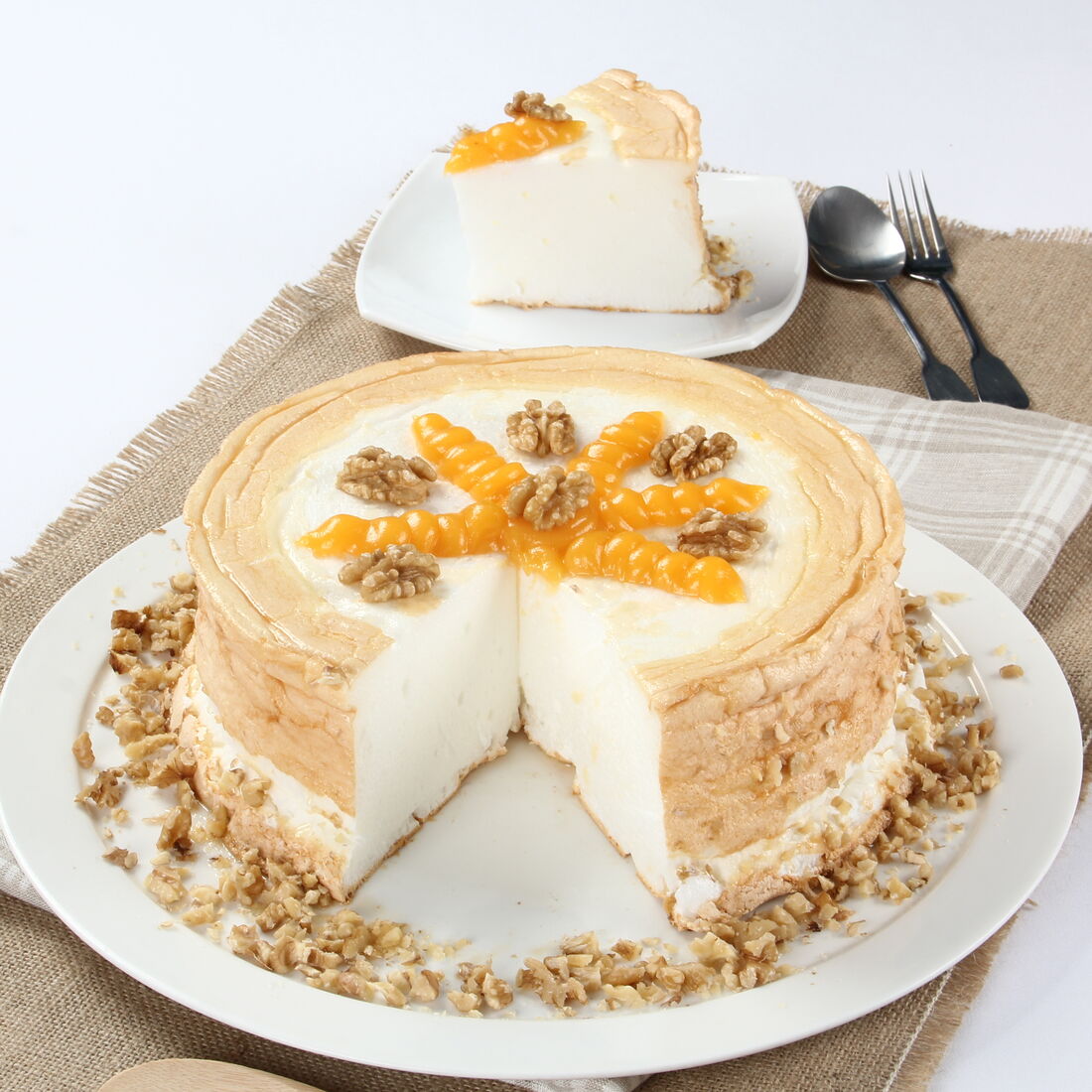 Delícia de Claras com nozes e decoração de doce de laranja