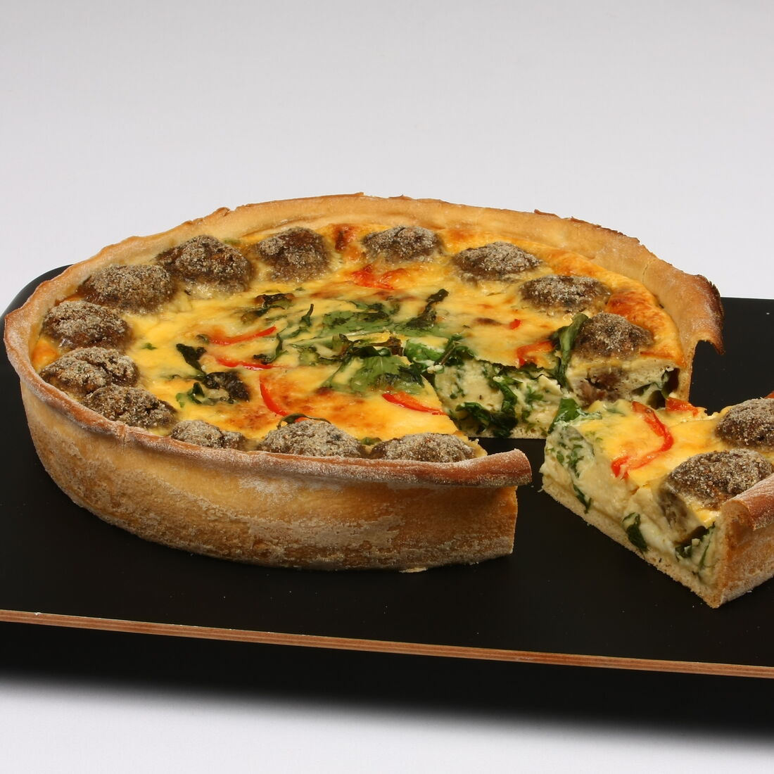 Tarte de almôndegas com espinafres e pimentos vermelhos