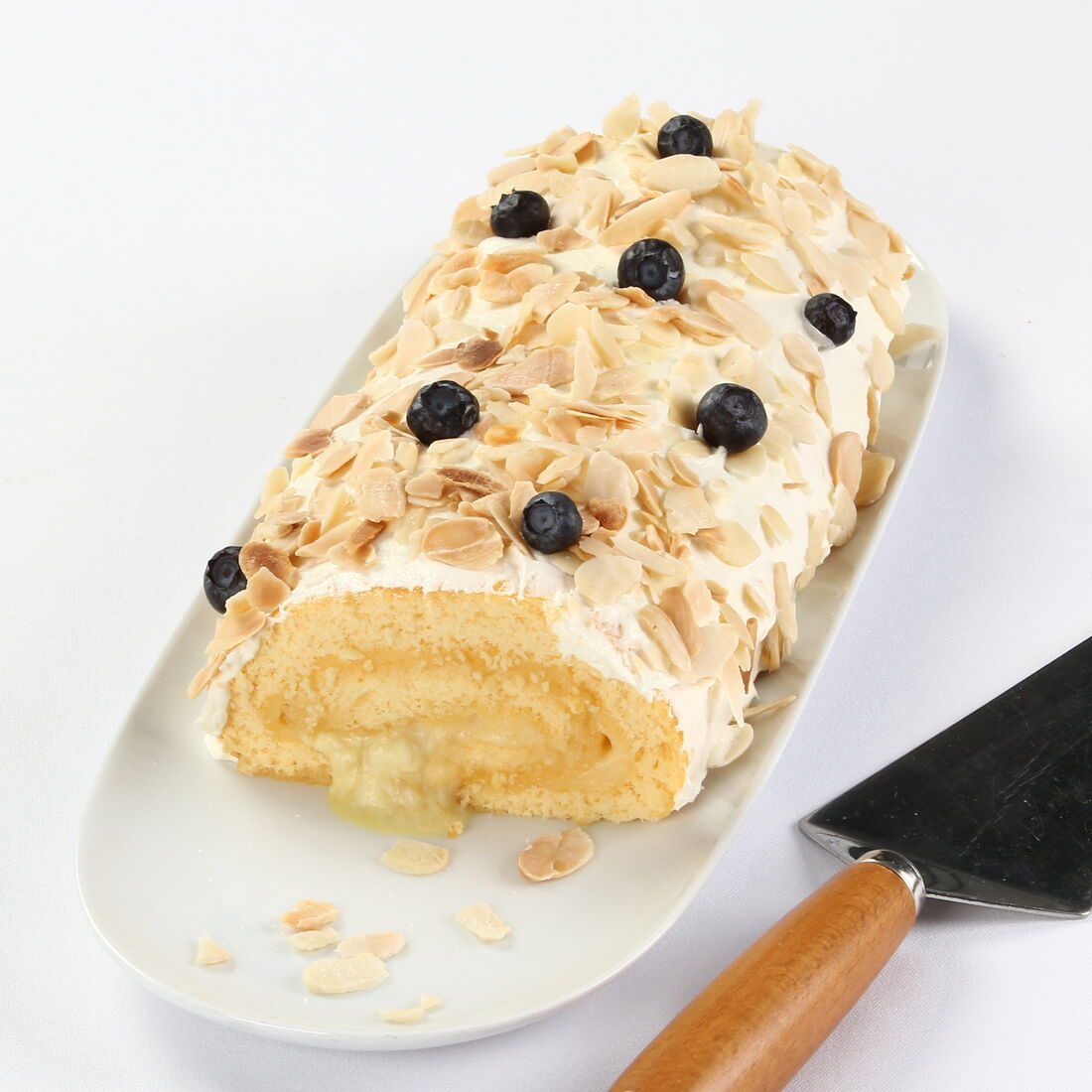 Torta de amêndoa e chocolate branco, decorada com mirtilos frescos