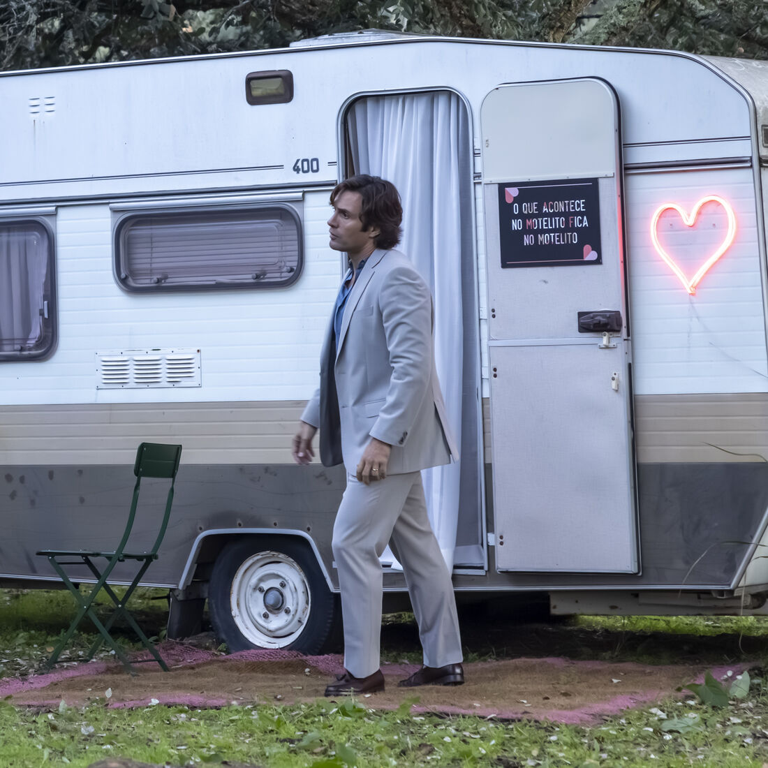 Desaparecimento de Vivi intriga, Vini, Babi e Eva procuram pistas no 'motelito' da Glória