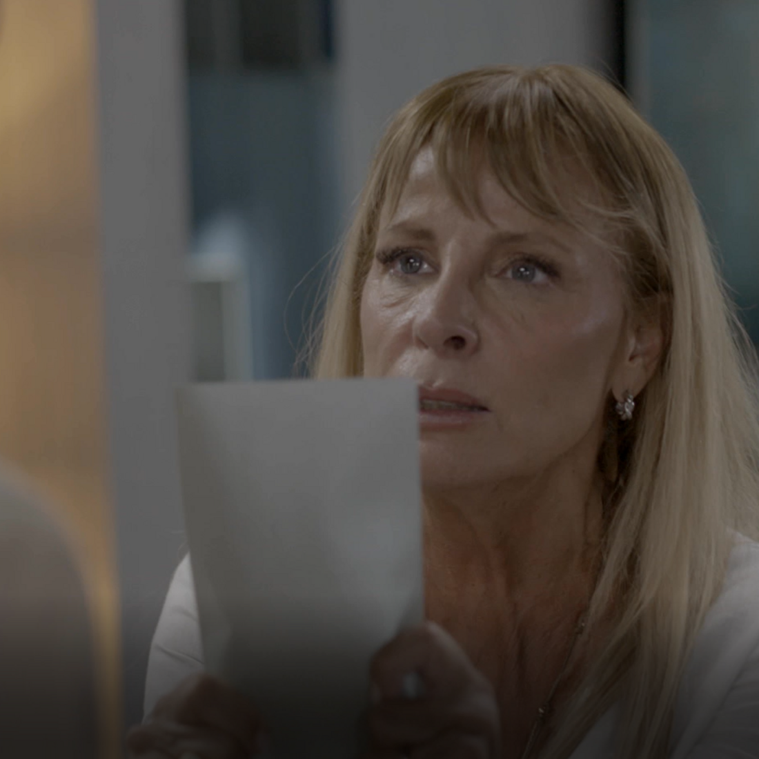 Luz recebe o pedido de divórcio de Vítor em Amor à Prova