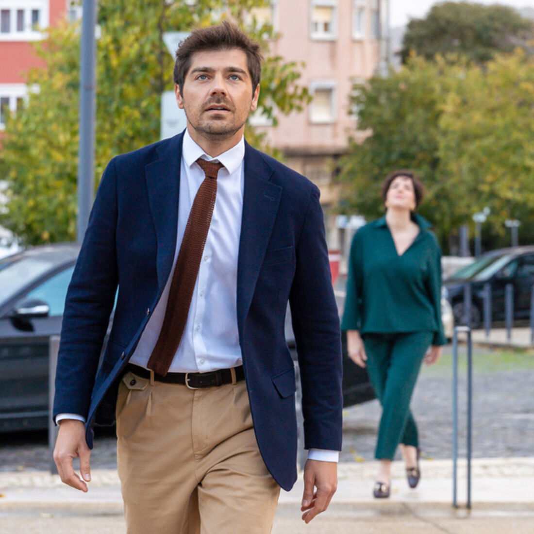 Leo volta a Portugal e aceita ser CEO da clínica onde Helena trabalha