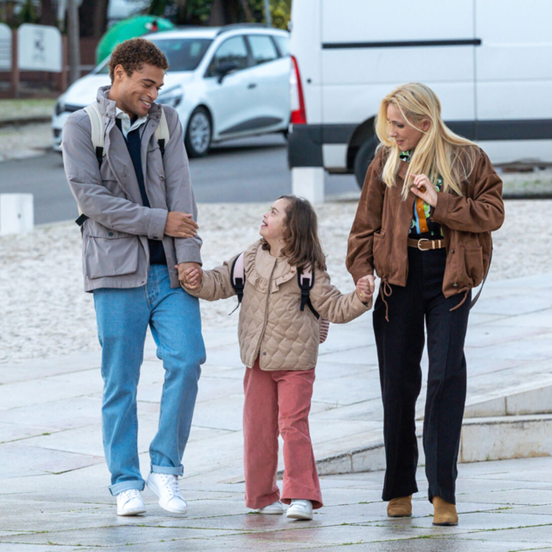 Leo e Constança casam-se e ele volta a Portugal para liderar clínica de Helena