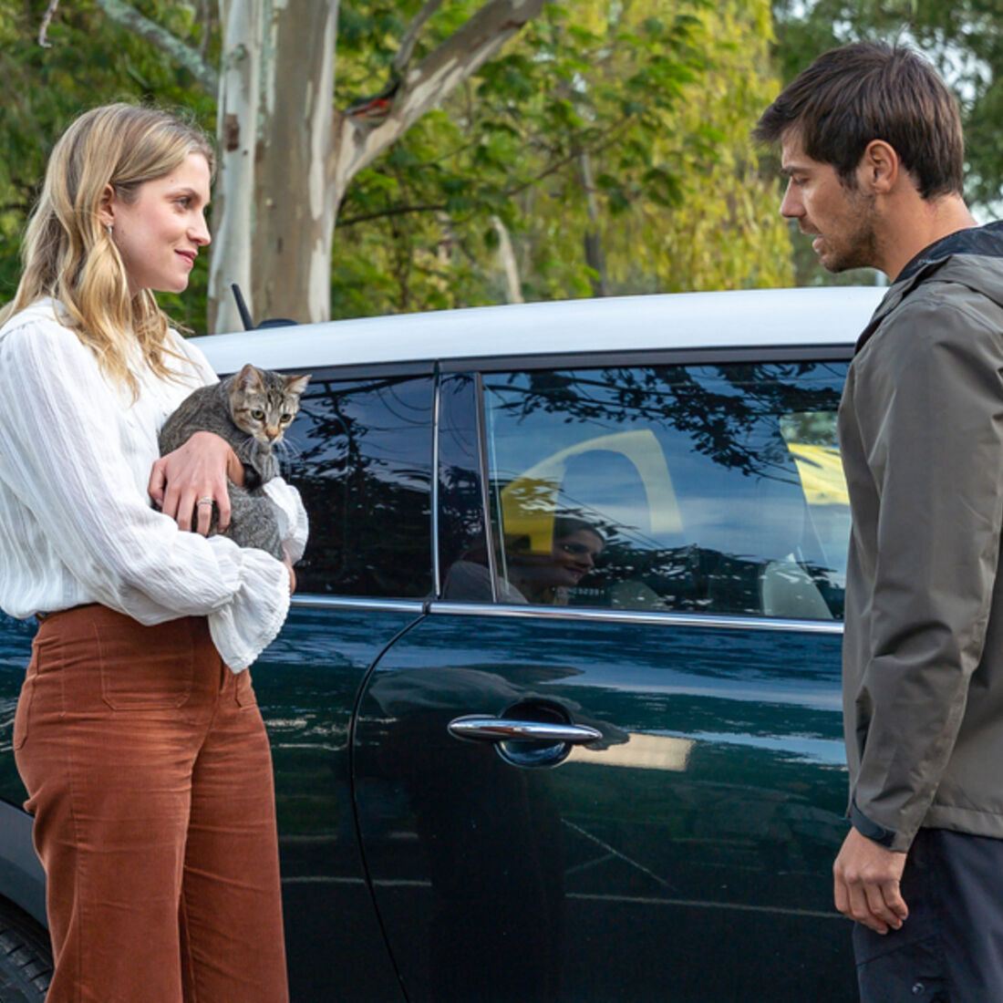 Leo descobre sobre Nanda enquanto ela segura um gato