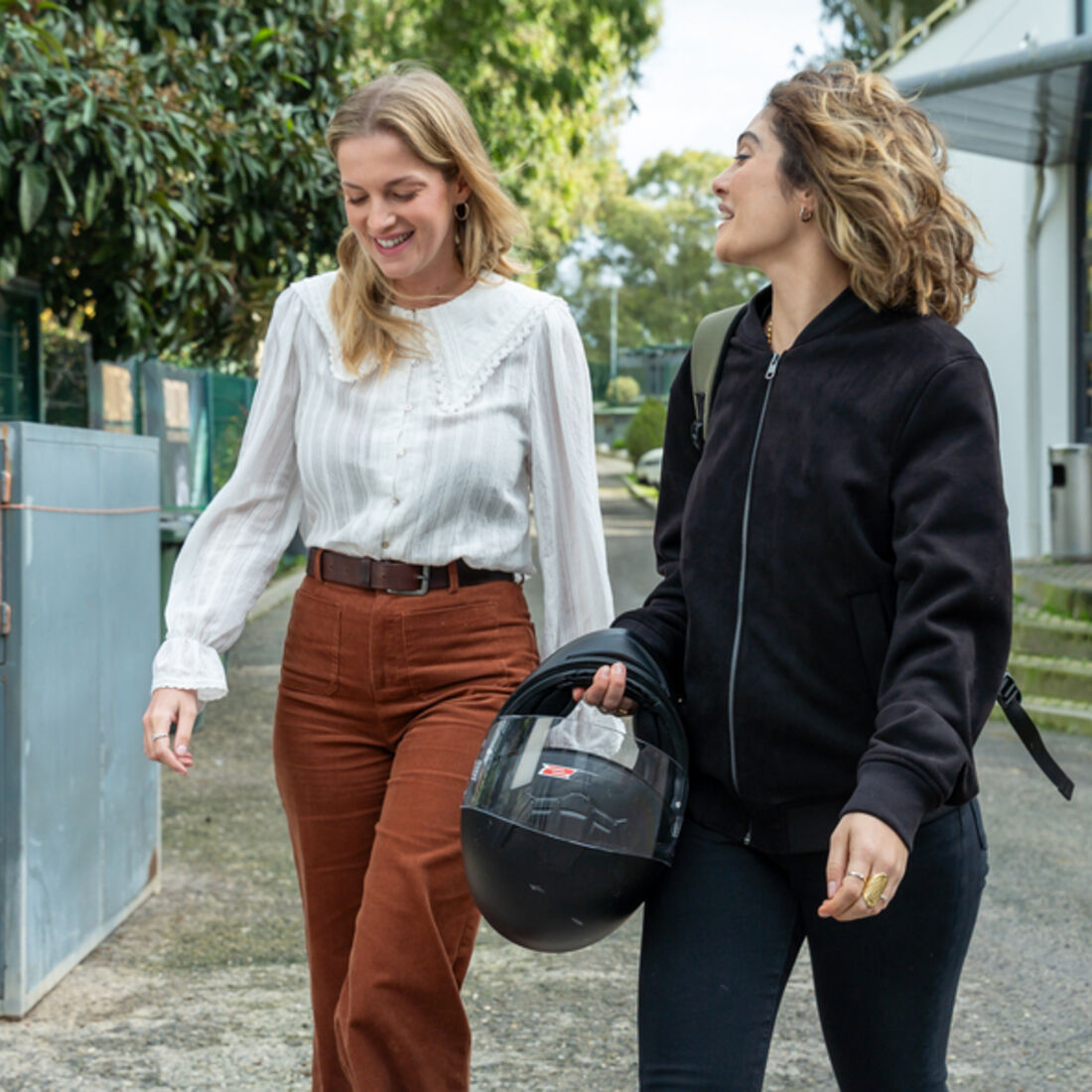 Leo confronta a realidade da morte de Nanda, desconhecendo os detalhes.
