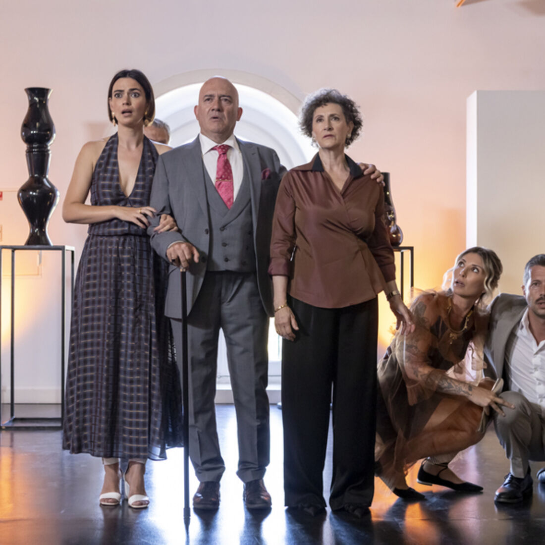 Elenco de 'Vitória' reage ao regresso de Henrique, gerando tensão e caos.
