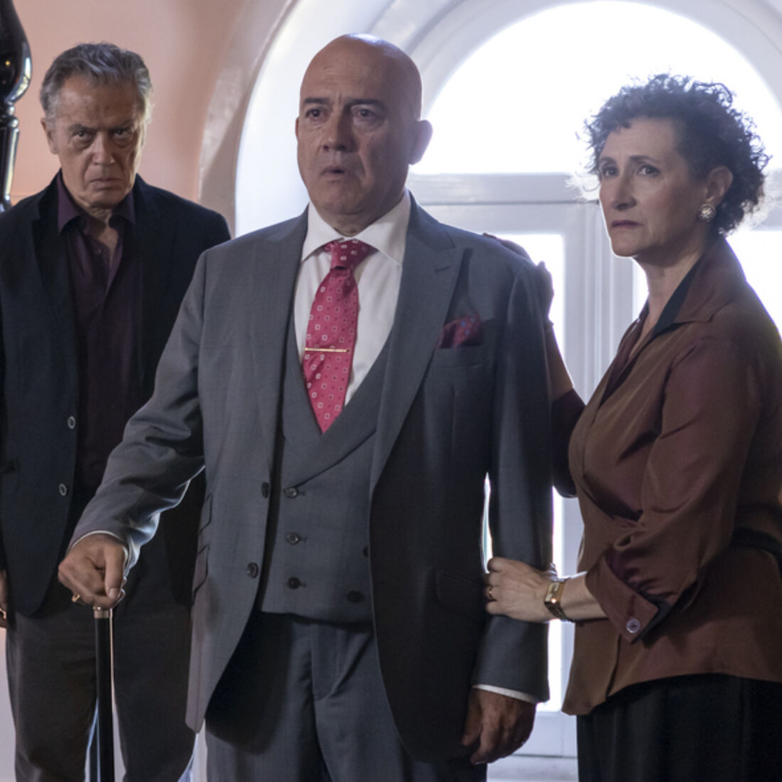 Henrique volta, causando tensão entre Afonso, Manuel e restante família.
