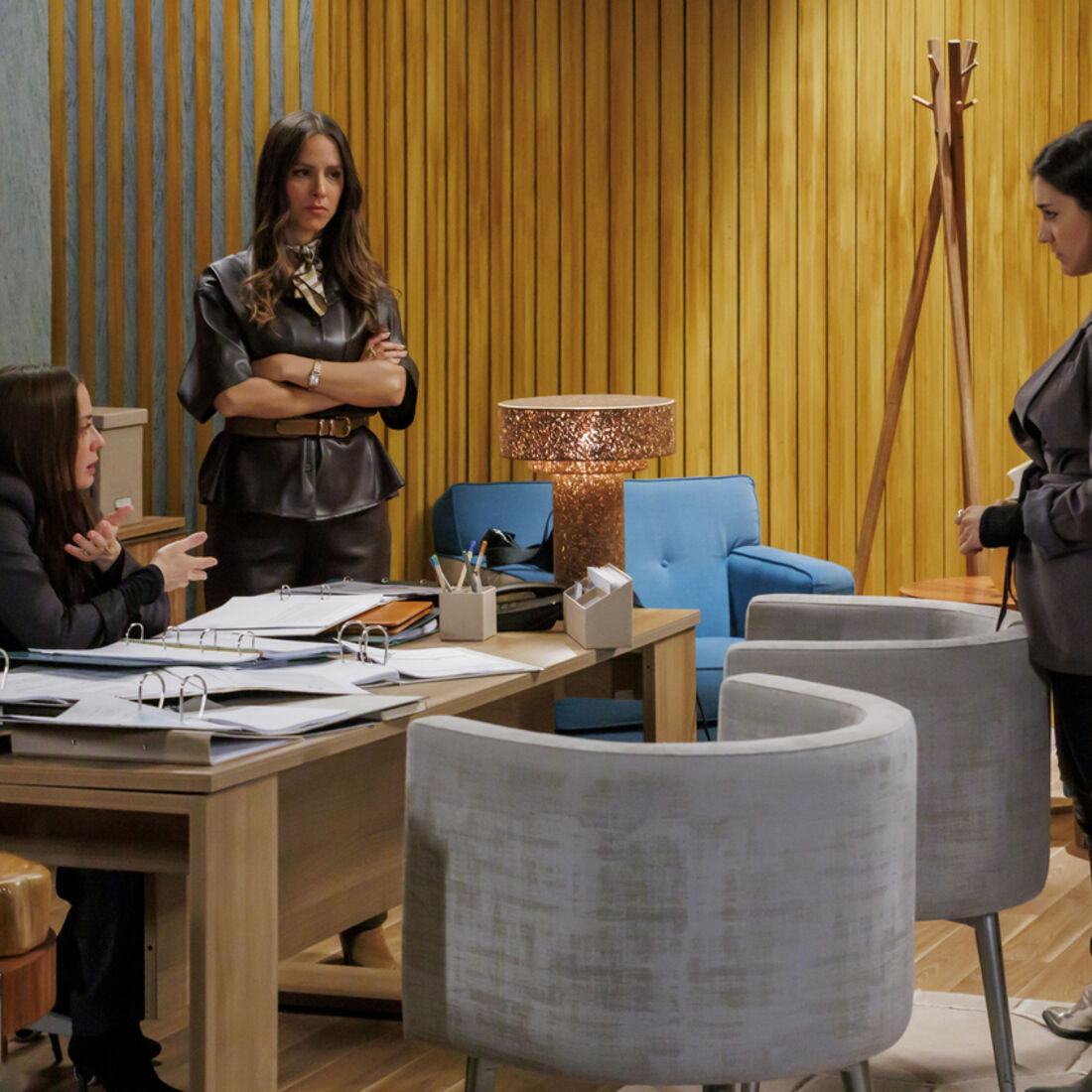 Após incêndio, Sofia recebe apoio de Pilar face à falência da fábrica