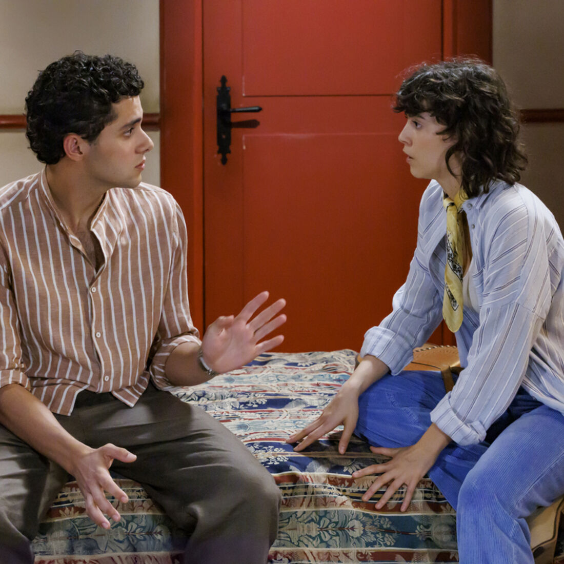 Bernardo e Vera conversam; Bernardo afasta-se de Teresinha