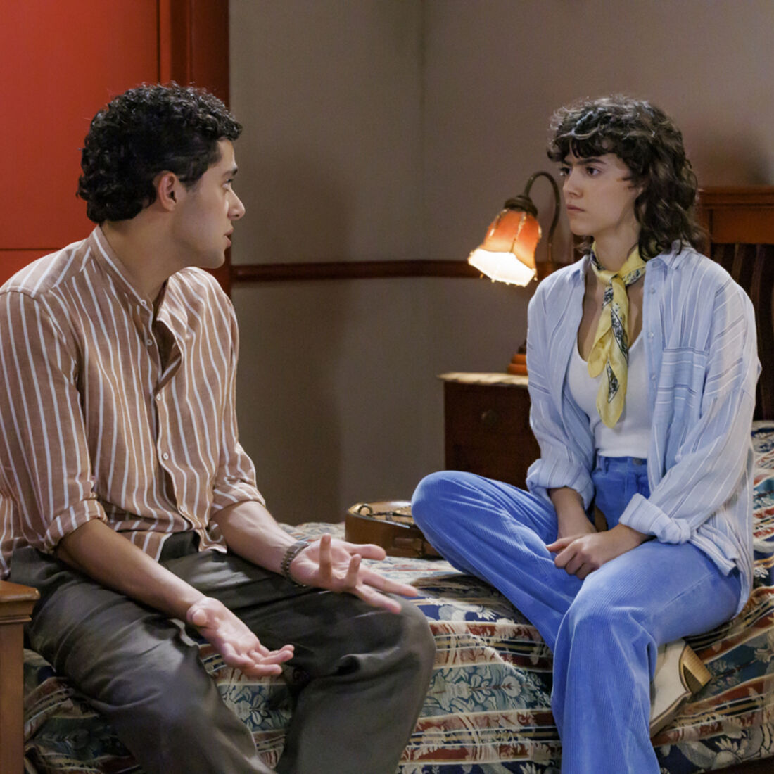 Bernardo e Vera conversam num quarto, com possível romance no ar