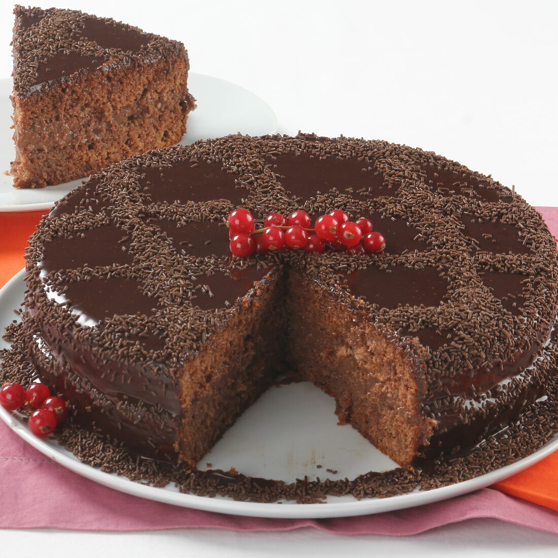 Bolo Brigadeiro com cobertura de chocolate e groselhas