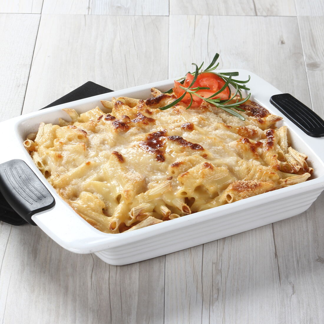 Empadão de aves com massa, tomate e alecrim num pirex branco