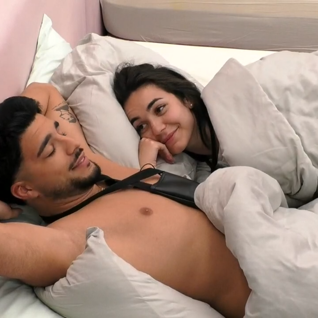 Sara e Hugo trocam carinhos na 'Casa dos Segredos'