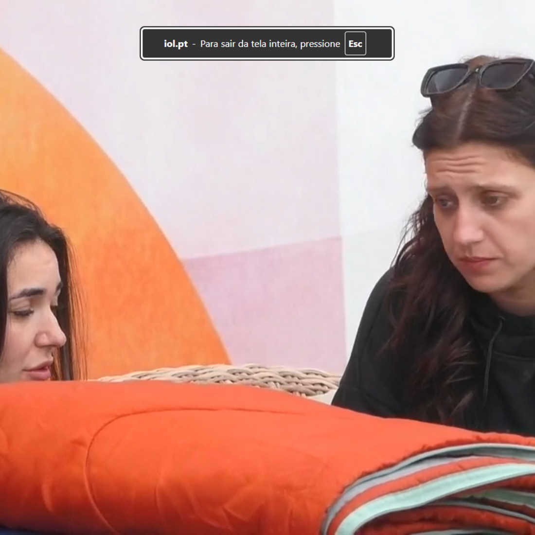 Sara e Hugo trocam beijos na 'Casa dos Segredos'