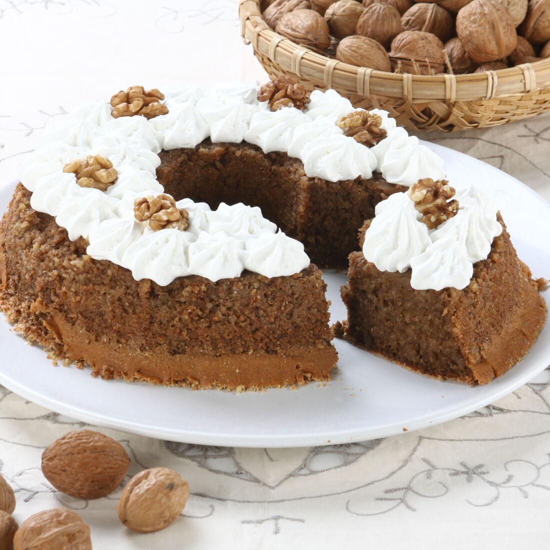 Pudim de nozes com cobertura de creme e nozes inteiras