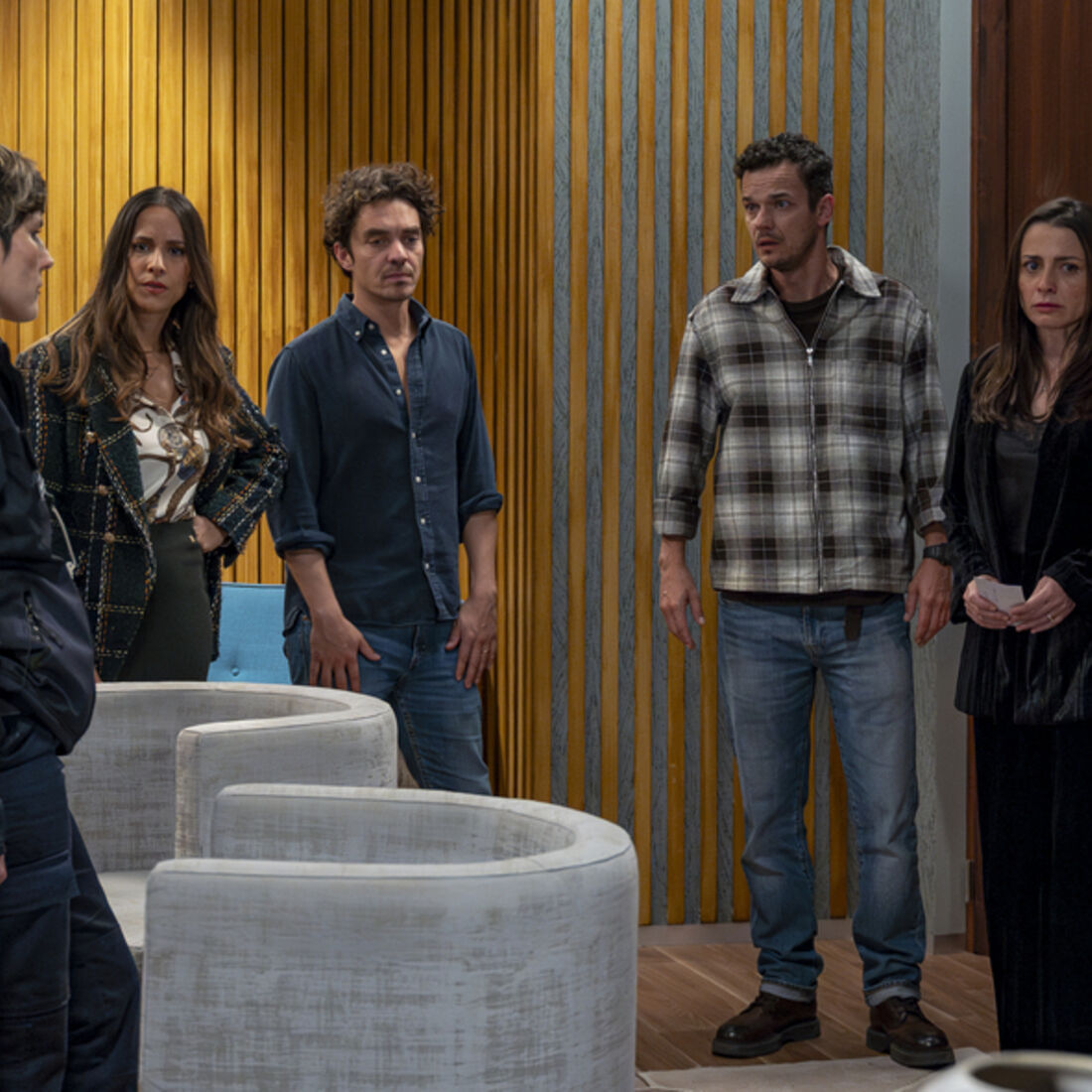 Pânico na fábrica: Polícia protege Sofia e Pilar de aliado de Vicente