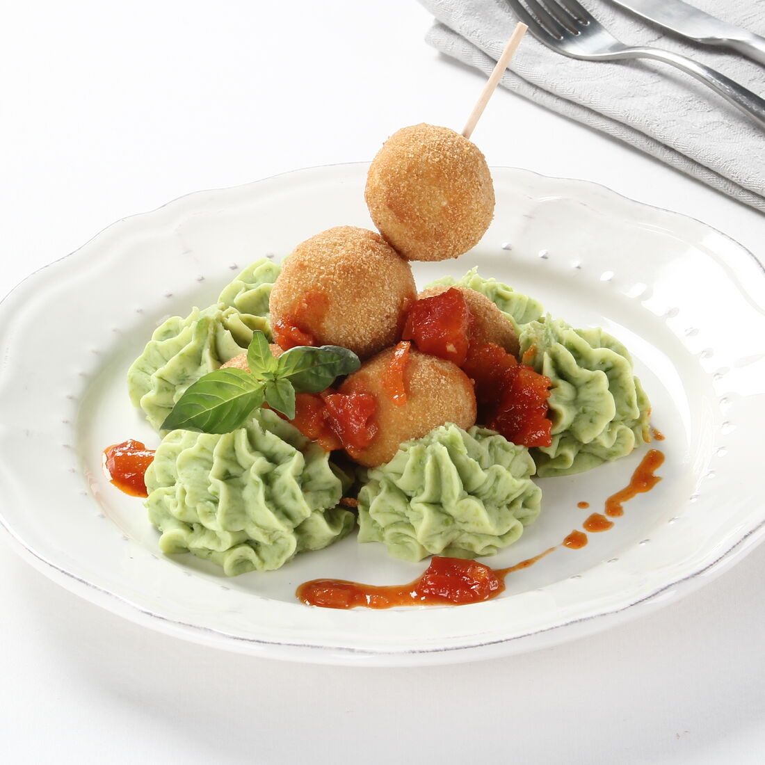 Almôndegas de peixe com molho de tomate e puré de ervilhas