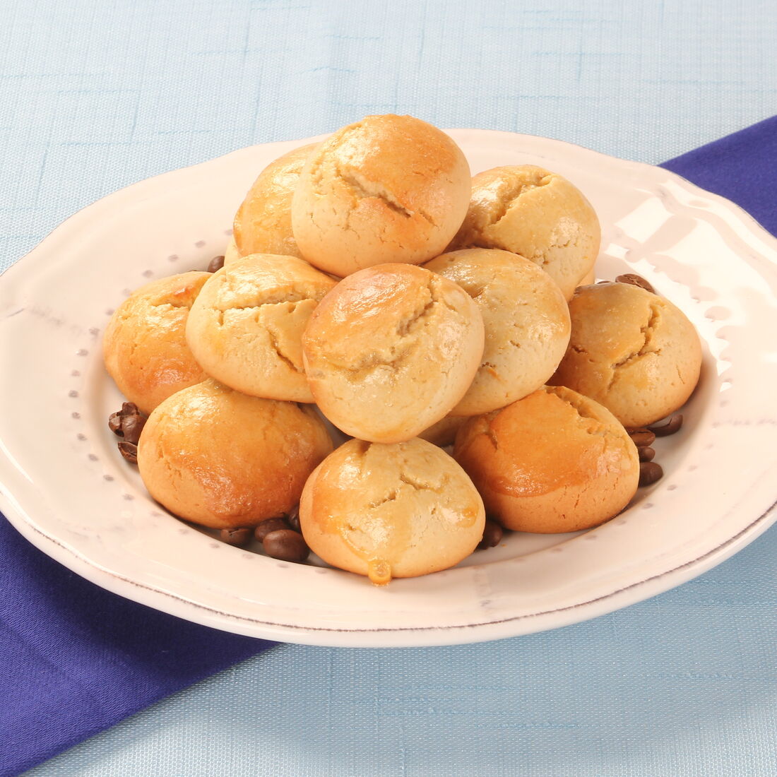Bolinhos de café apetitosos numa travessa, prontos para saborear