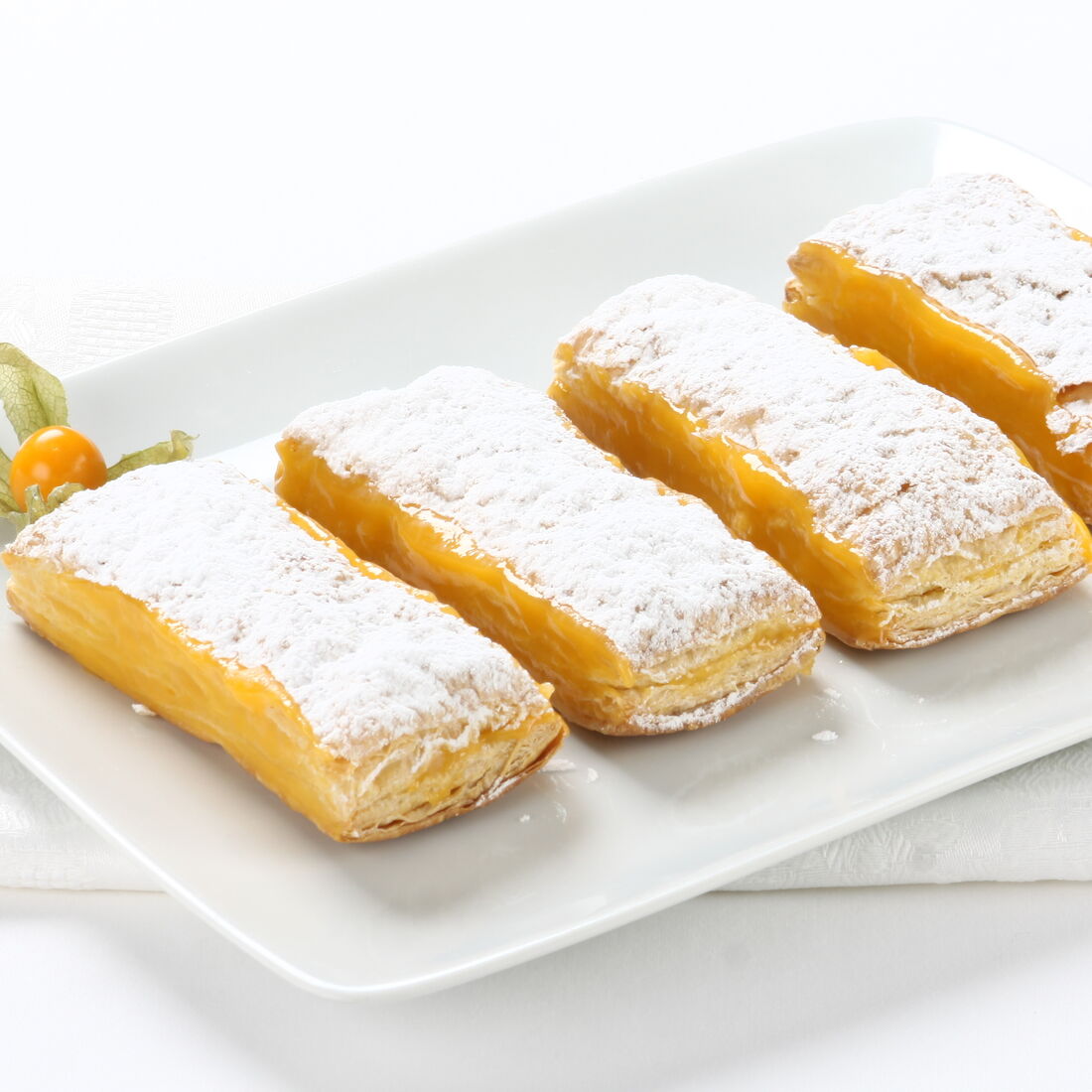 Delícias folhadas com creme e açúcar em pó