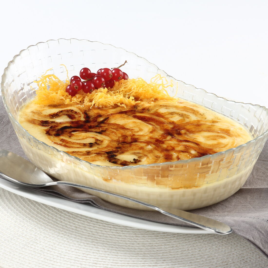 Taça de leite-creme queimado com fios de ovos e groselhas