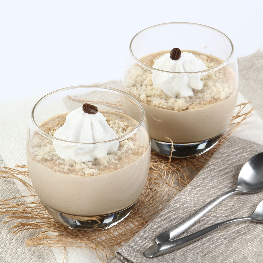 Sobremesa de creme de café com chantilly e grão de café