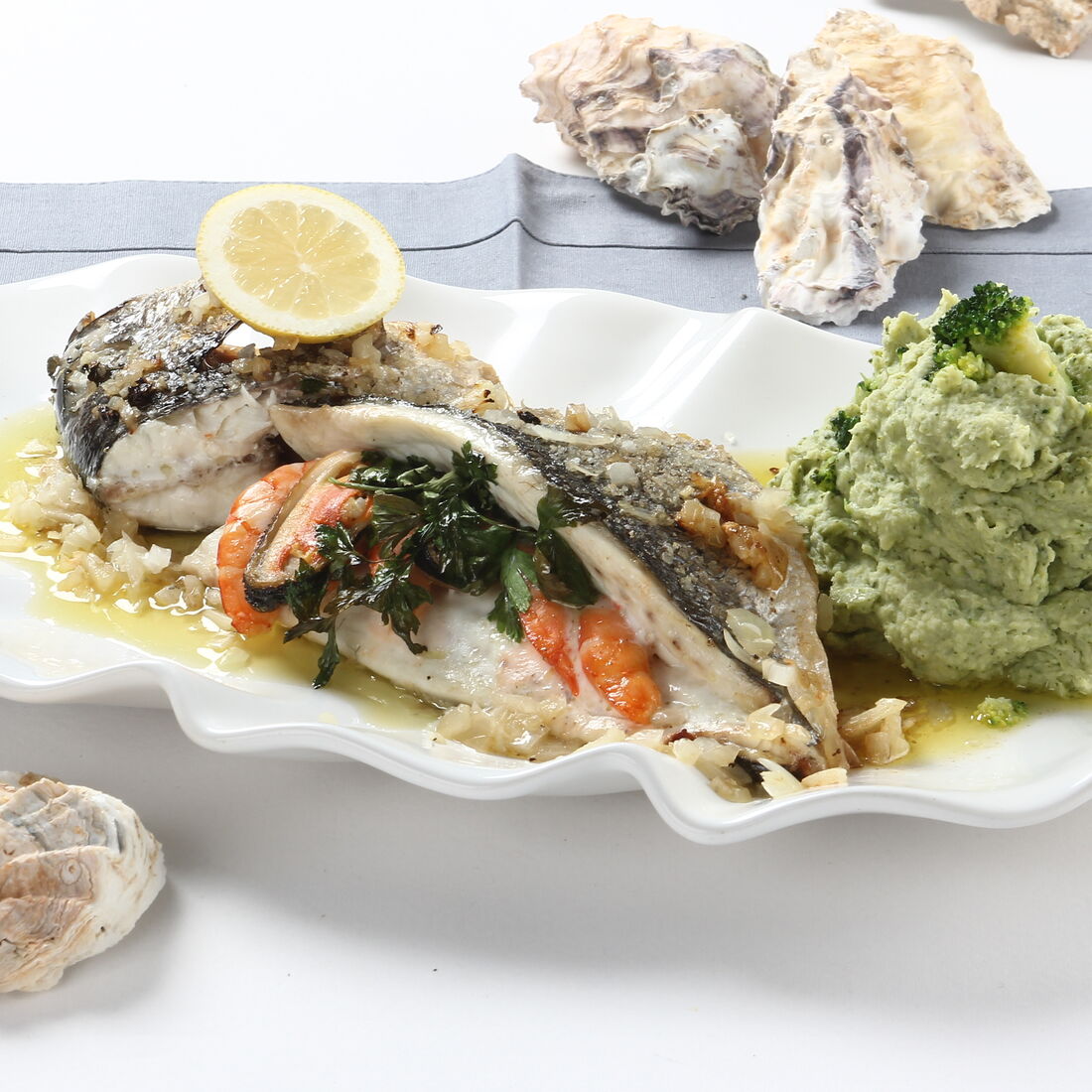 Dourada recheada com puré de brócolos e limão