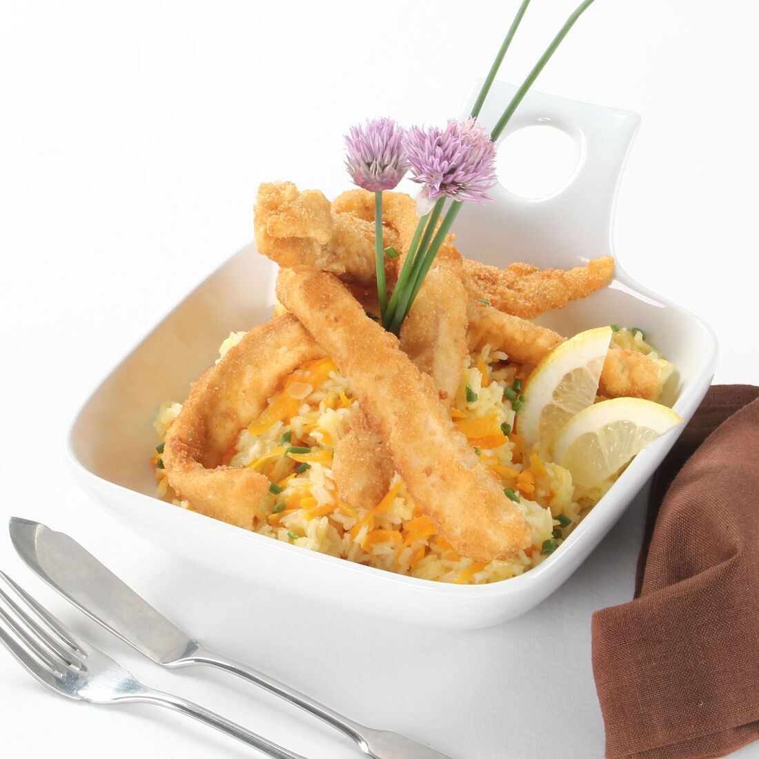 Filetes com arroz de cenoura, limão e flores para um toque de requinte