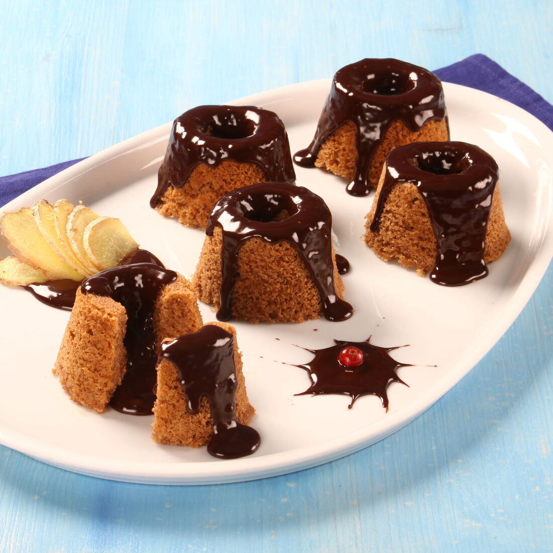 Pudinzinhos de chocolate com gengibre em travessa branca