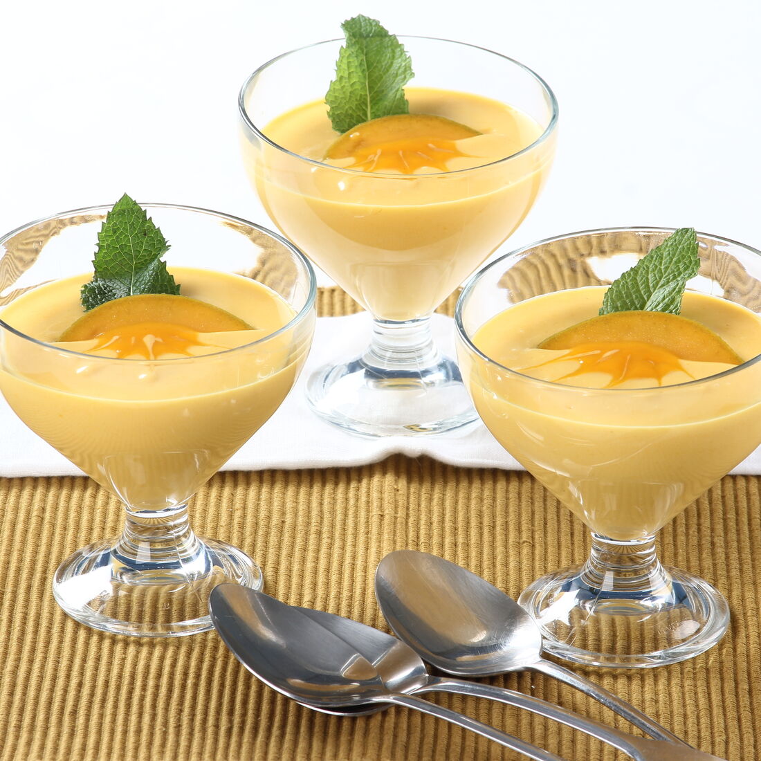 Mousse de manga simples e rápida, pronta em minutos