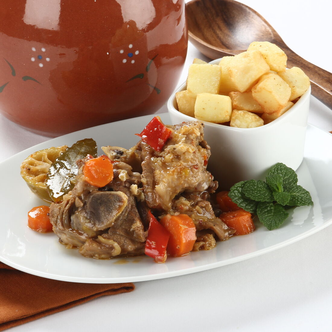 Borrego na Púcara, prato regional português com carne, batata e legumes