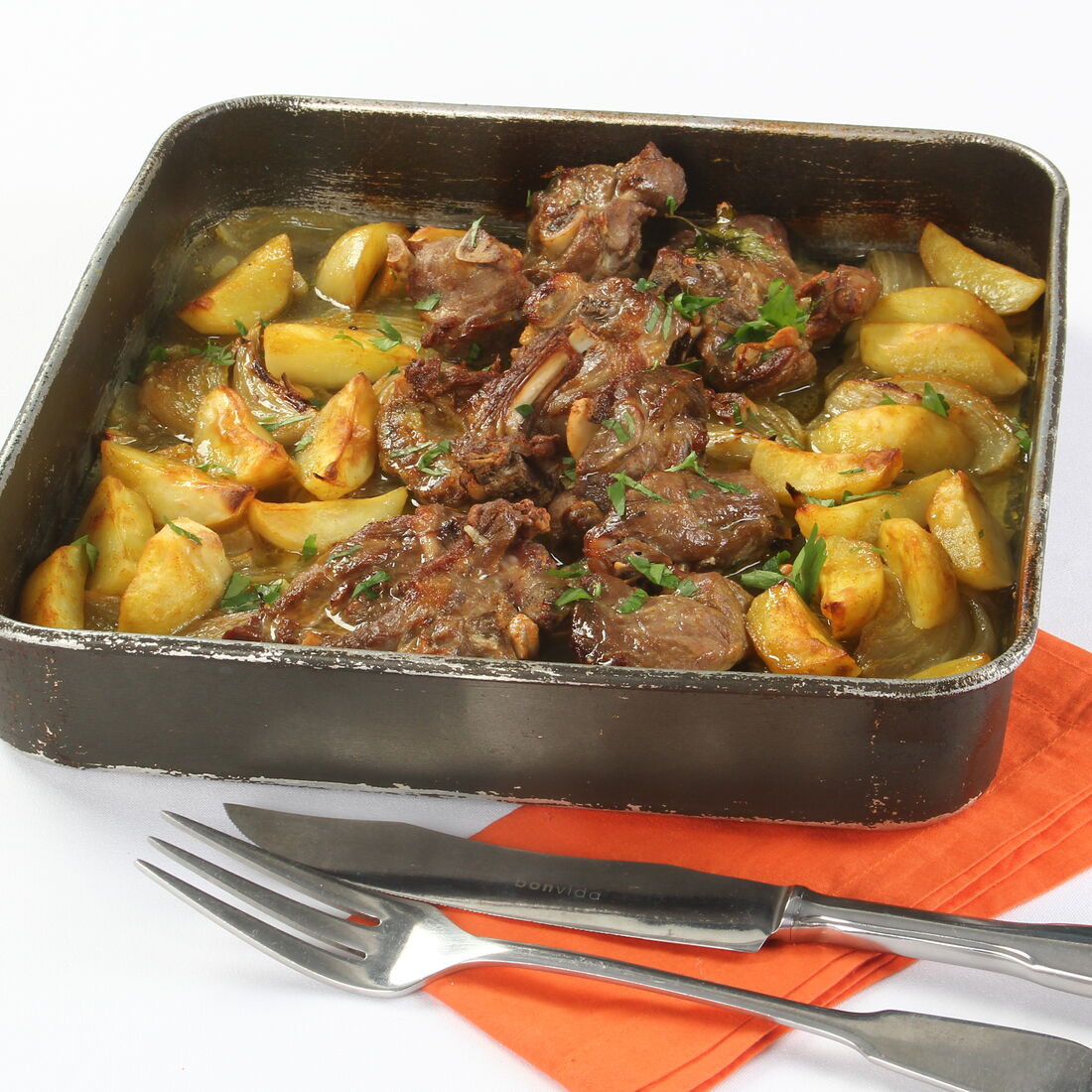 Cabrito à padeiro com batatas assadas, uma iguaria tradicional portuguesa