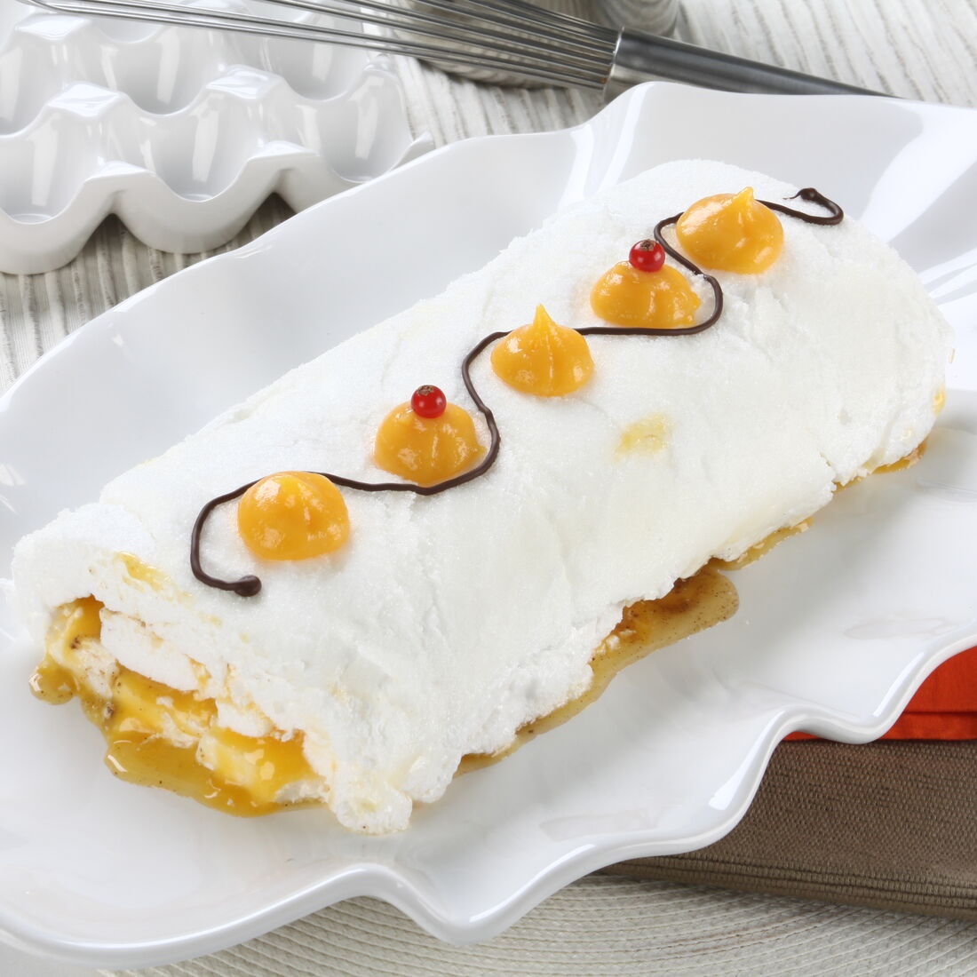 Torta de claras com ovos moles, um doce conventual português