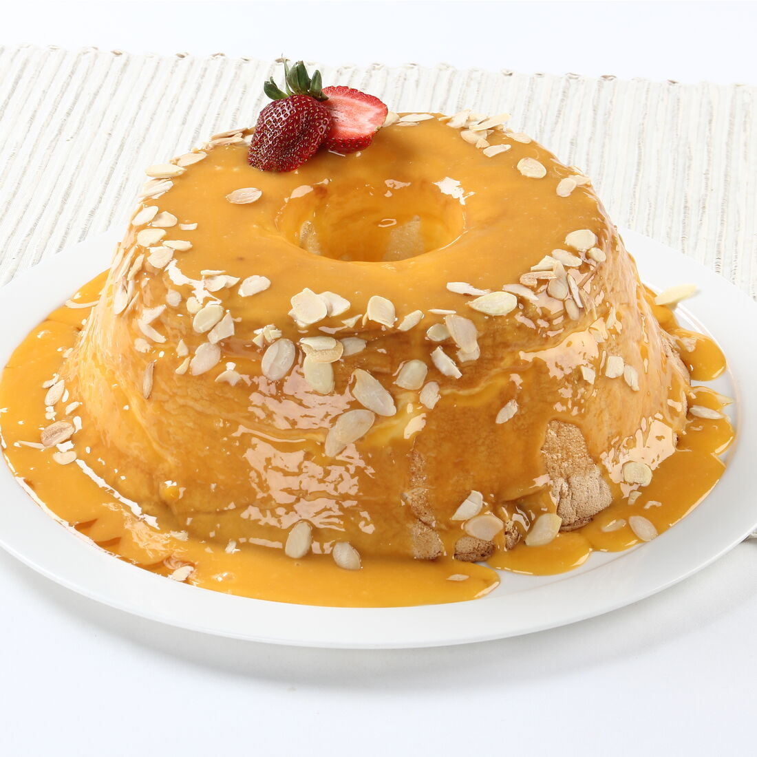 Bolo Molotof com amêndoa e cobertura de ovos-moles, decorado com morango