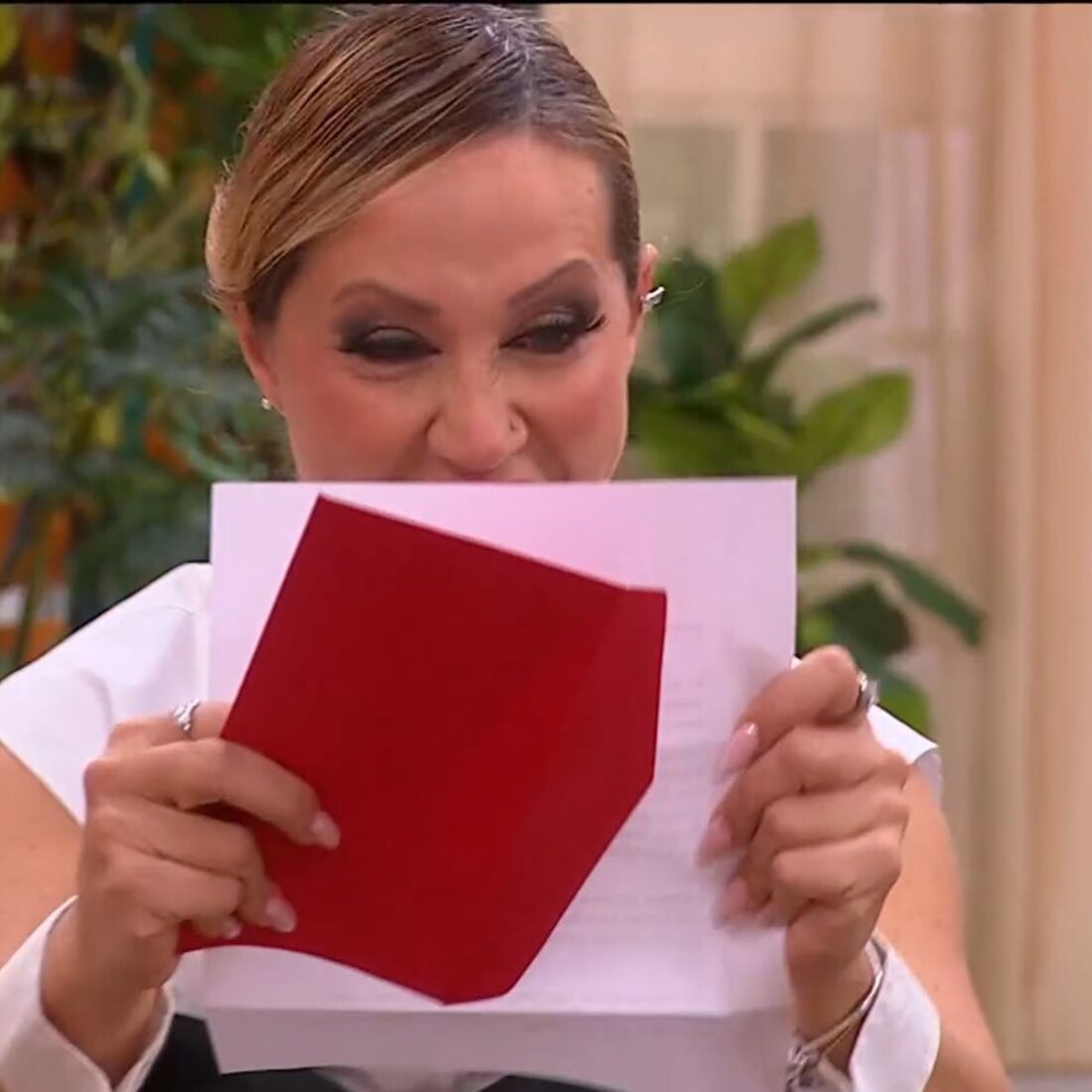 Bruna feliz a ler a carta de Jéssica