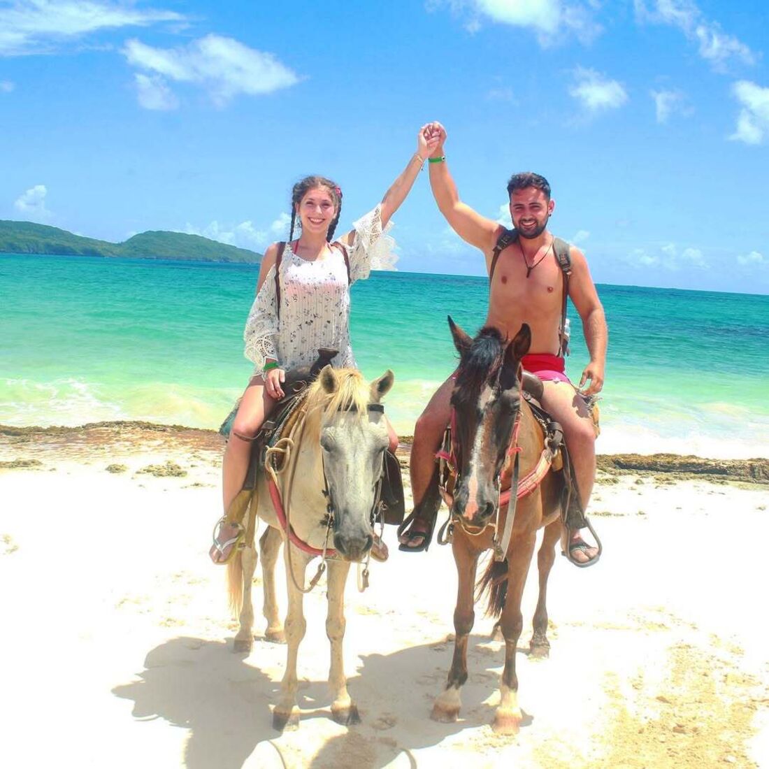 Ricky e Liliana, ex-concorrentes da 'Casa dos Segredos', desfrutam de dia de praia com cavalos