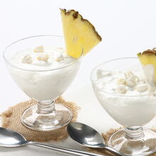 Sobremesa fresca com mousse de leite condensado e abacaxi