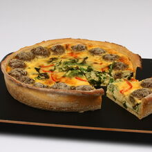 Tarte de almôndegas com espinafres e pimentos vermelhos