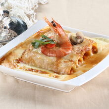 Canelones de frutos do mar gratinados com camarão e amêijoas