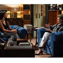 Carolina confronta Alice sobre o atropelamento e a investigação da morte do pai