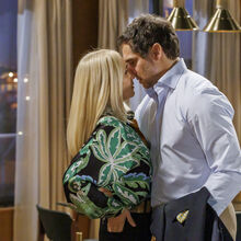 Gil persegue Helena e beija-a à força, mas a médica reage de forma inesperada