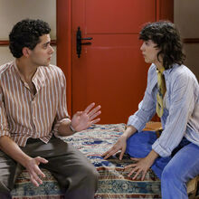 Bernardo e Vera conversam; Bernardo afasta-se de Teresinha