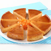 Pudim de cenoura fatiado e decorado com fios de cenoura