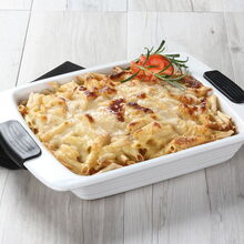 Empadão de aves com massa, tomate e alecrim num pirex branco