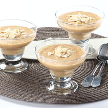 Sobremesa de mousse de cerveja servida em taças com amêndoas laminadas