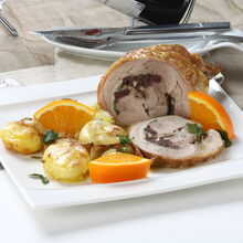 Perna de peru recheada com batatas e laranja num prato
