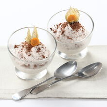 Serradura com bolachas de chocolate em taças, decorada com fisális