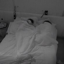 Hugo e Sara dormem juntos na Casa dos Segredos