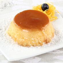 Pudinzinho de coco cremoso com caramelo e mirtilo